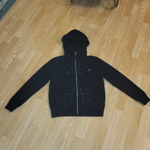 Svart hoodie från CRW - Säljer en svart hoodie från CRW i storlek XS. Den har en dragkedja framtill och små glittriga detaljer. Passa för höst och vinter när du vill vara både bekväm och varm. Passar till vardags eller en chill kväll. 