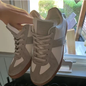Maison margiella GATS - Säljer dessa Maison margiellas i size 42. Inprincip nyskick låda och dustbag medkommer. De har en snygg kombination av skinn och mocka med snörning framtill. Perfekta för både vardag och fest! Sulan är i en snygg brun färg som ger en fin kontrast. Passar perfekt till alla säsonger.