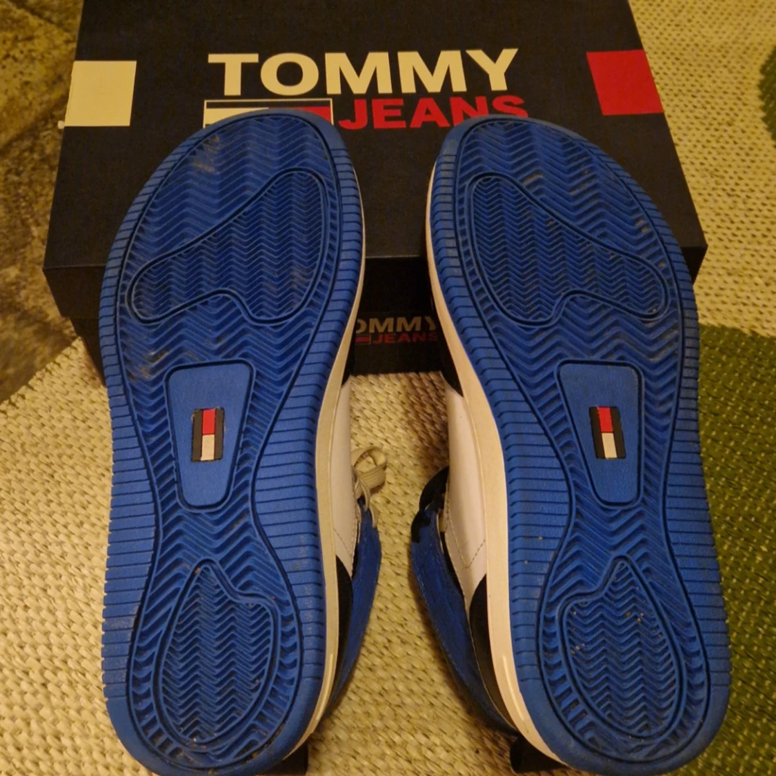 Tommy Jeans sneakers i svart, blå och vit - 92