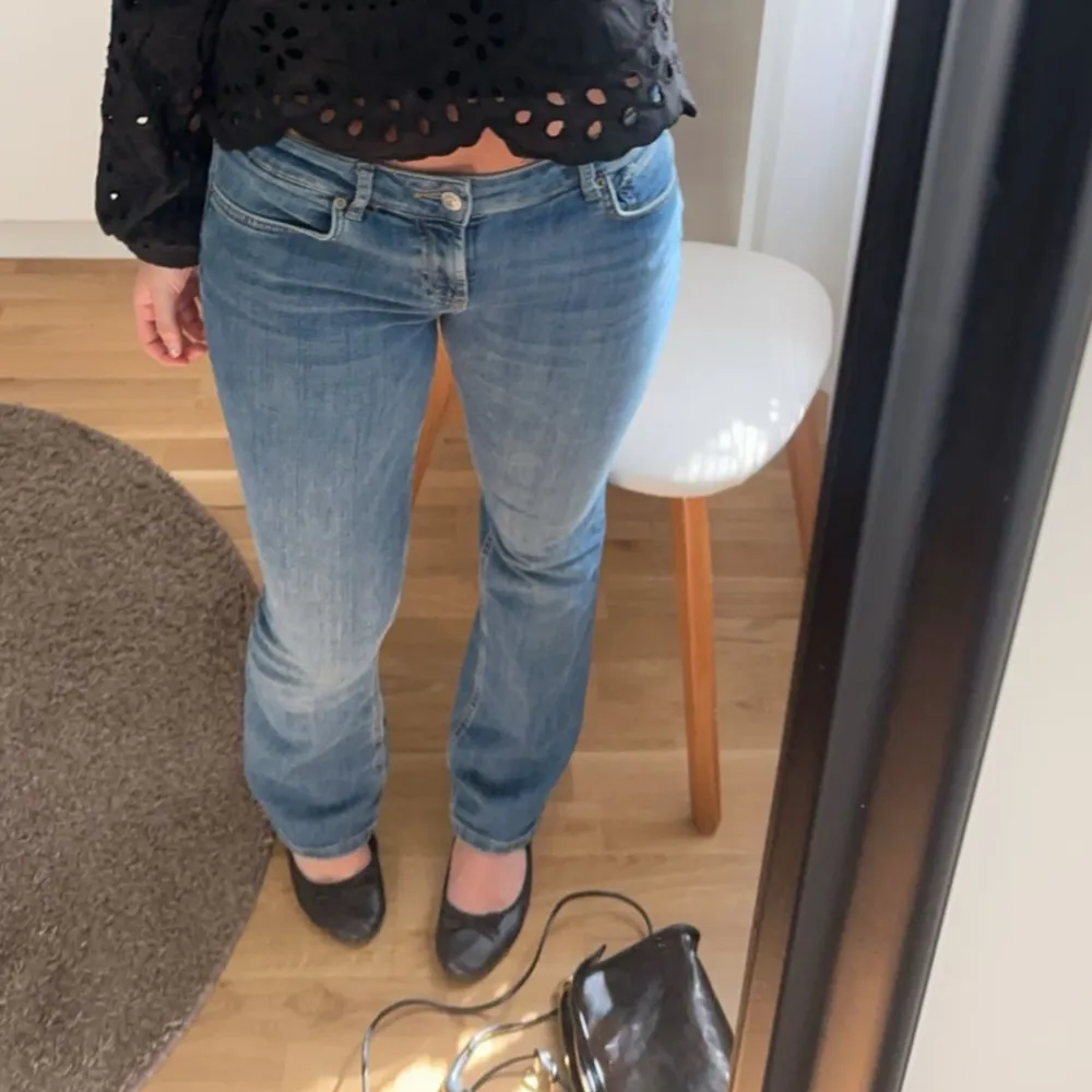 Mid waist jeans från zara . Säljer då de inte används , är 168 ish 🩷 . Jeans & Byxor.