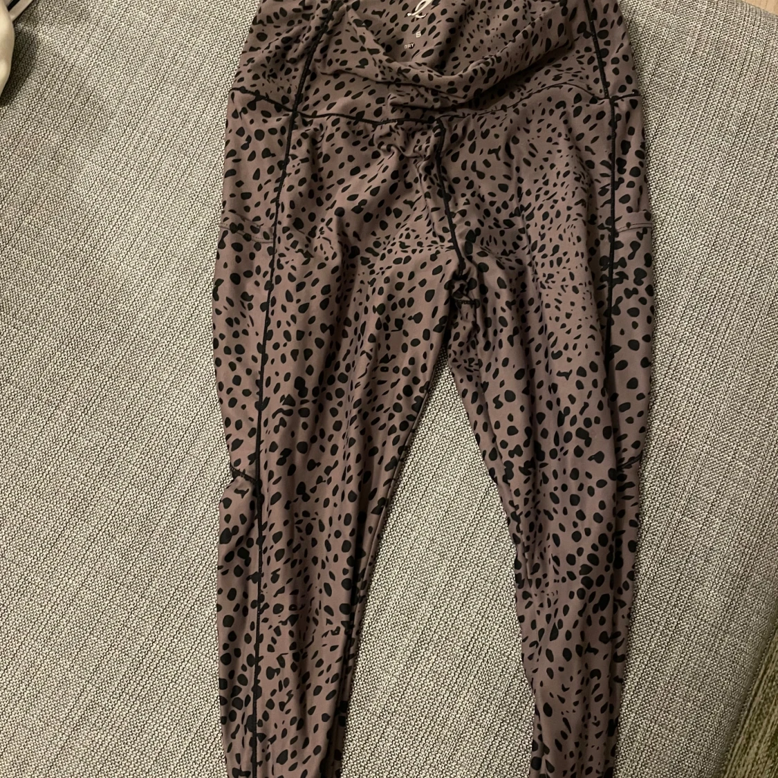 Bruna leggings med leopardmönster