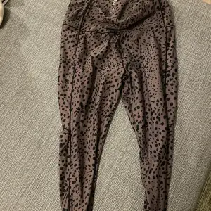 Säljer ett par snygga bruna leggings med leopardmönster. De är perfekta för både träning och vardagsbruk. Materialet är mjukt och stretchigt, vilket ger en bekväm passform. Perfekta för dig som vill ha en trendig look!