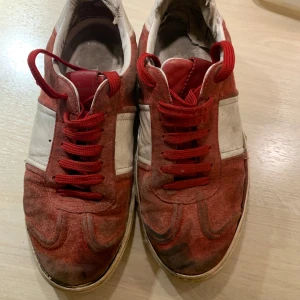Valentino flycrew - Säljer ett par Valentines som är riktigt smutsiga och äckliga. Men kanske finns någon som ser en möjlighet att få dom i bra skick igen. STORLEK 41/3. Pris 850kr