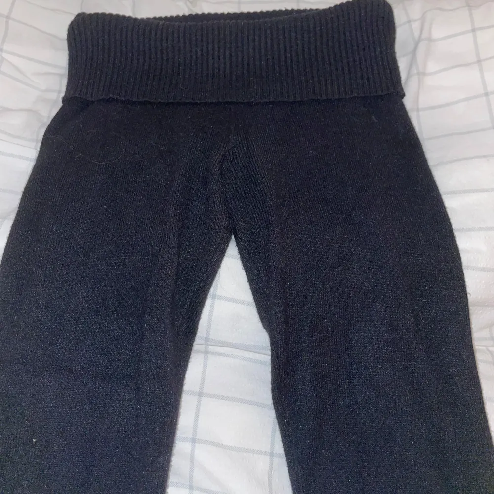 Säljer nu mina trendiga stickade yoga pants från gina young. Samma modell som de gråa på bilden fast de är i svart istället, jag har klippt av prislappen men aldrig använt! Storlek 158/164 vilket motsvarar en xs/s skulle jag säga, nypris är 249 kr. Farkut & Housut.