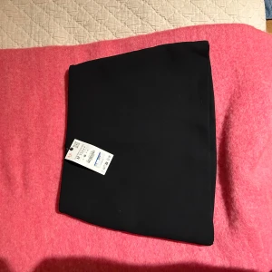 Svart minikjol - Säljer denna svarta oanvända minikjol från zara i storlek M❣️