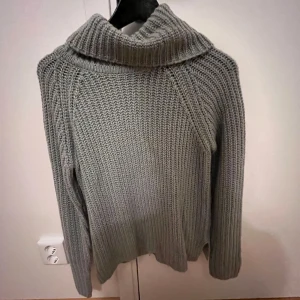 Grå stickad polotröja - Mysig grå stickad polotröja perfekt för kyliga dagar. Den har en stor, bekväm krage och långa ärmar. Passar både till vardags och lite finare tillfällen. Perfekt för höst och vinter!