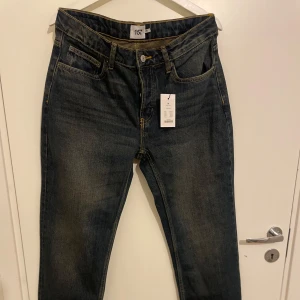 Mörkblå jeansbyxor - Säljer ett par snygga mörkblå jeansbyxor från 157 i storlek M. De har en klassisk femficksdesign och är i nytt skick med etikett kvar. Vid snabb affär kan jag komma ner till 200. 