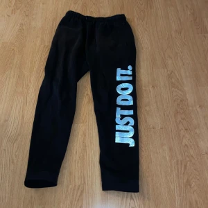 Nike mjukis byxor med reflex tex - Nike mjukis byxor med dragkedje bak ficka och reflex tex