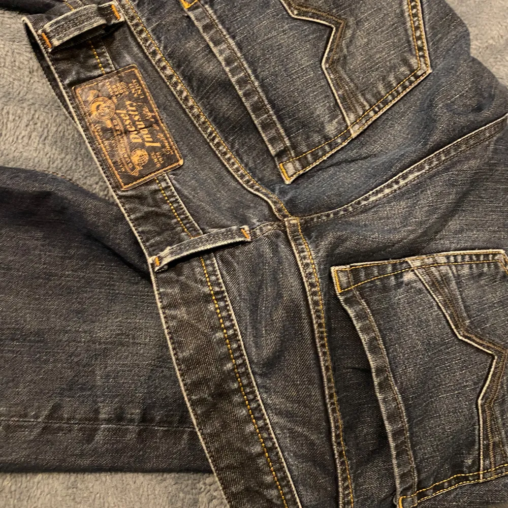 Säljer ett par mörkblå Diesel Larkee jeans i bra skick. De har en klassisk straight passform med snygga kontrastsömmar och en bekväm midwaist. Perfekta för både vardag och fest! 🕺. Jeans & Byxor.