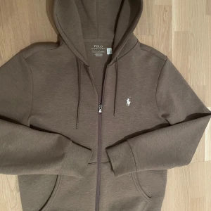 Ralph Lauren zip - En tunn, mjuk o skön RL zip, skicket är mycket bra, tröjan är använd 2-3 gånger. Säljer för att passformen inte riktigt funkar på mig! Nypris: 2000kr ungefär.