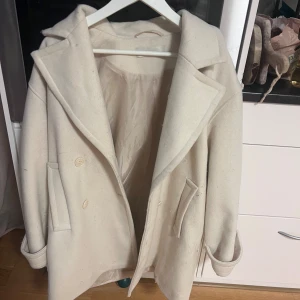 Kappa - Säljer denna kappan från ellos för 100kr storlek 38-40