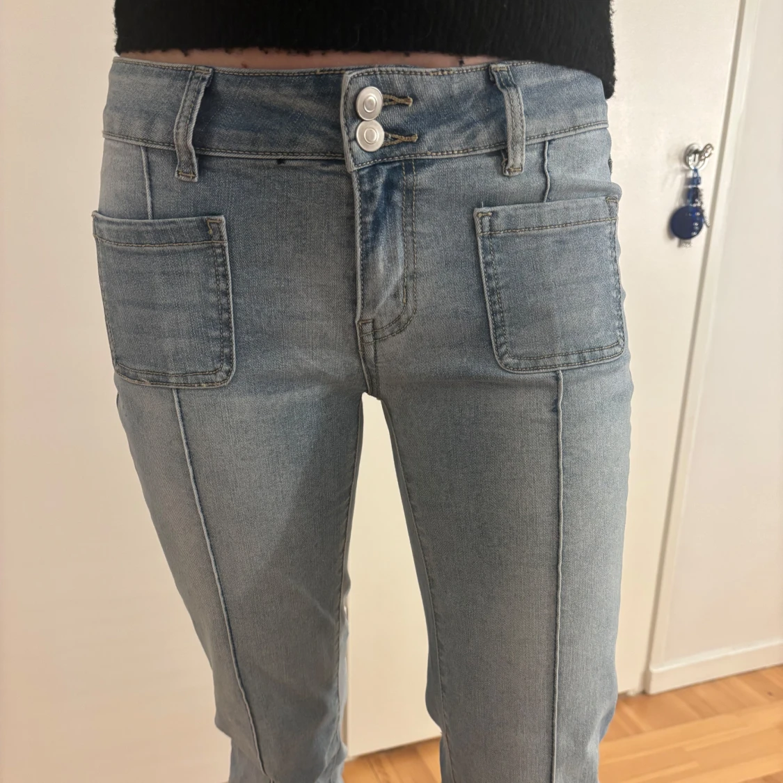 Ljusblå jeans med fickor - 90