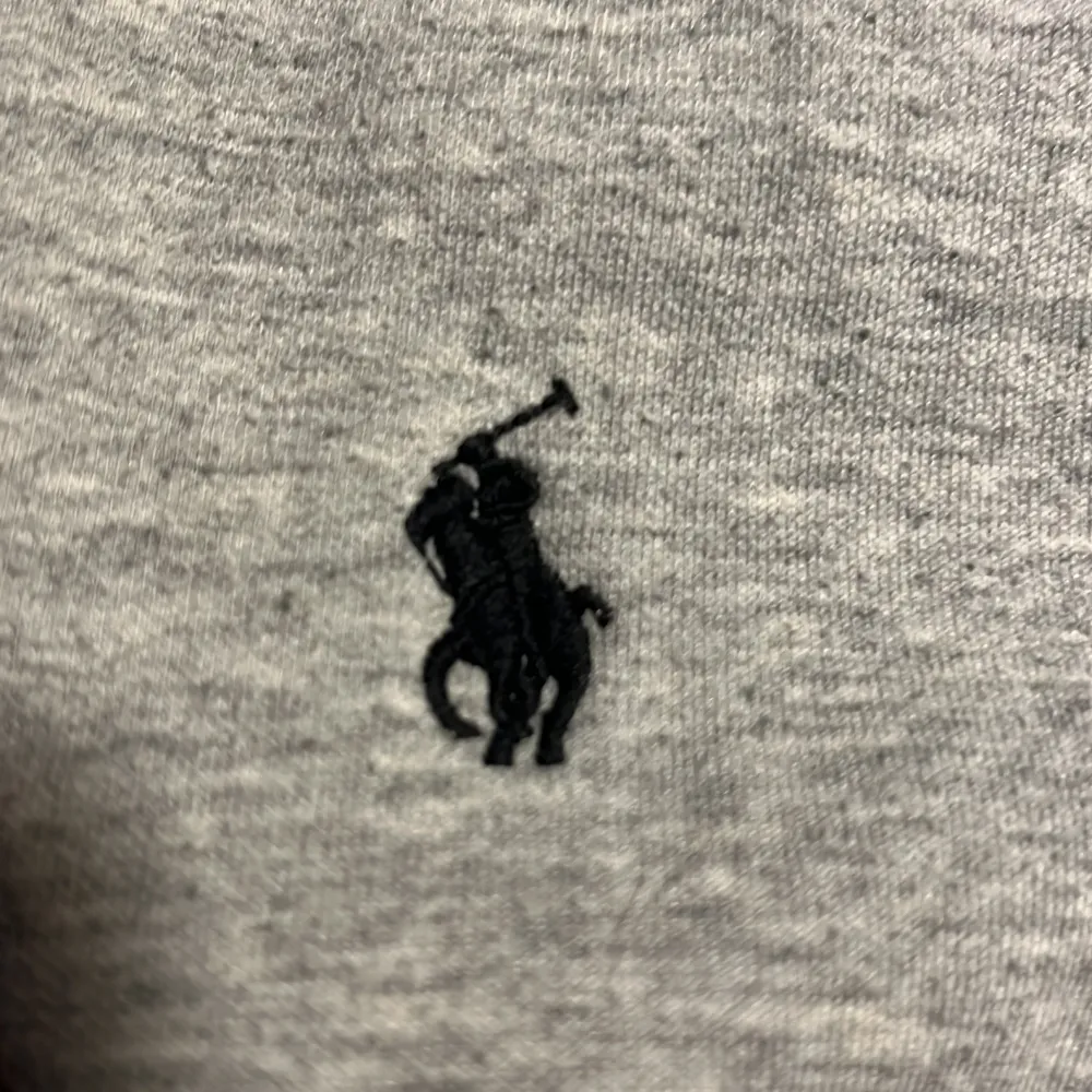 Säljer en snygg och bekväm grå hoodie från Polo Ralph Lauren. Den har en klassisk design med dragkedja och den ikoniska loggan broderad på bröstet. Perfekt för både vardag och chill. Passar bra till jeans eller joggers!. Tröjor & Koftor.