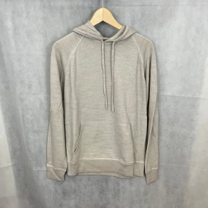 Stickad hoodie bläck  - Riktigt schysst hoodie av bläck, storlek M. Modellen är 185