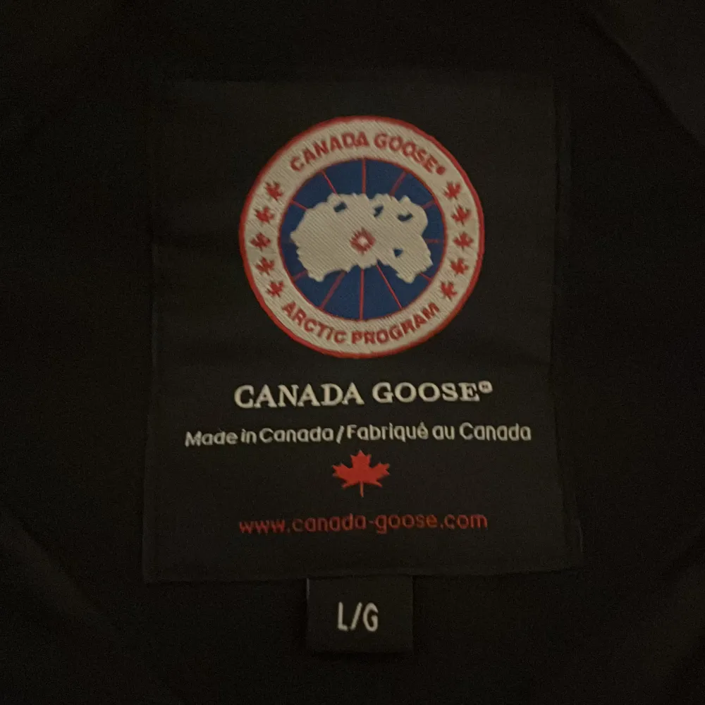 Säljer en svart dunväst från Canada Goose i mycket bra skick. Västen har en broderad logga på bröstet och knappar framtill. Perfekt för kyliga höst- och vinterdagar. Den är både stilren och varm, vilket gör den till ett måste i garderoben. Passar lika bra till vardags som till mer uppklädda tillfällen. Pris kan vi komma fram till. Jackor.