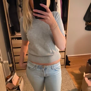 Grå finstickad kortärmad  - Säljer min gråa finstickad kortärmad tröja från zara💗