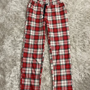 Gulliga jul pyjamasbyxor - Jättefina rutiga pyjamasbyxor som är perfekt nu i jul. Storlek S, aldrig använda❤️