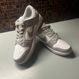 Nike Dunk Low Retro *Helt nya* Stl 42 - Tjena säljer mina Nike dunk low retro som e helt oanvända som visas på bild, tyvärr passar dem ej därför säljs det, dem är äkta så klart, Skitsnygga till alla tillfällen. Ny pris 1399. Bara att höra av sig vid mer frågor eller om ni vill ha mer  bilder