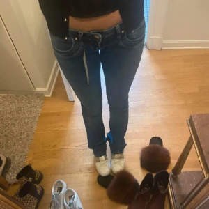 Ltb jeans - Säljer ett par mörkblå jeans från ltb i modellen valerie🥰 dom är i storlek W25 L34 och knappt använda så de är i superbra skick!!❤️