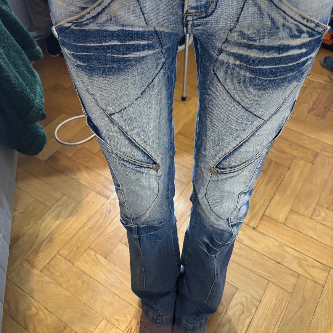 Blå jeans med unikt mönster - 92