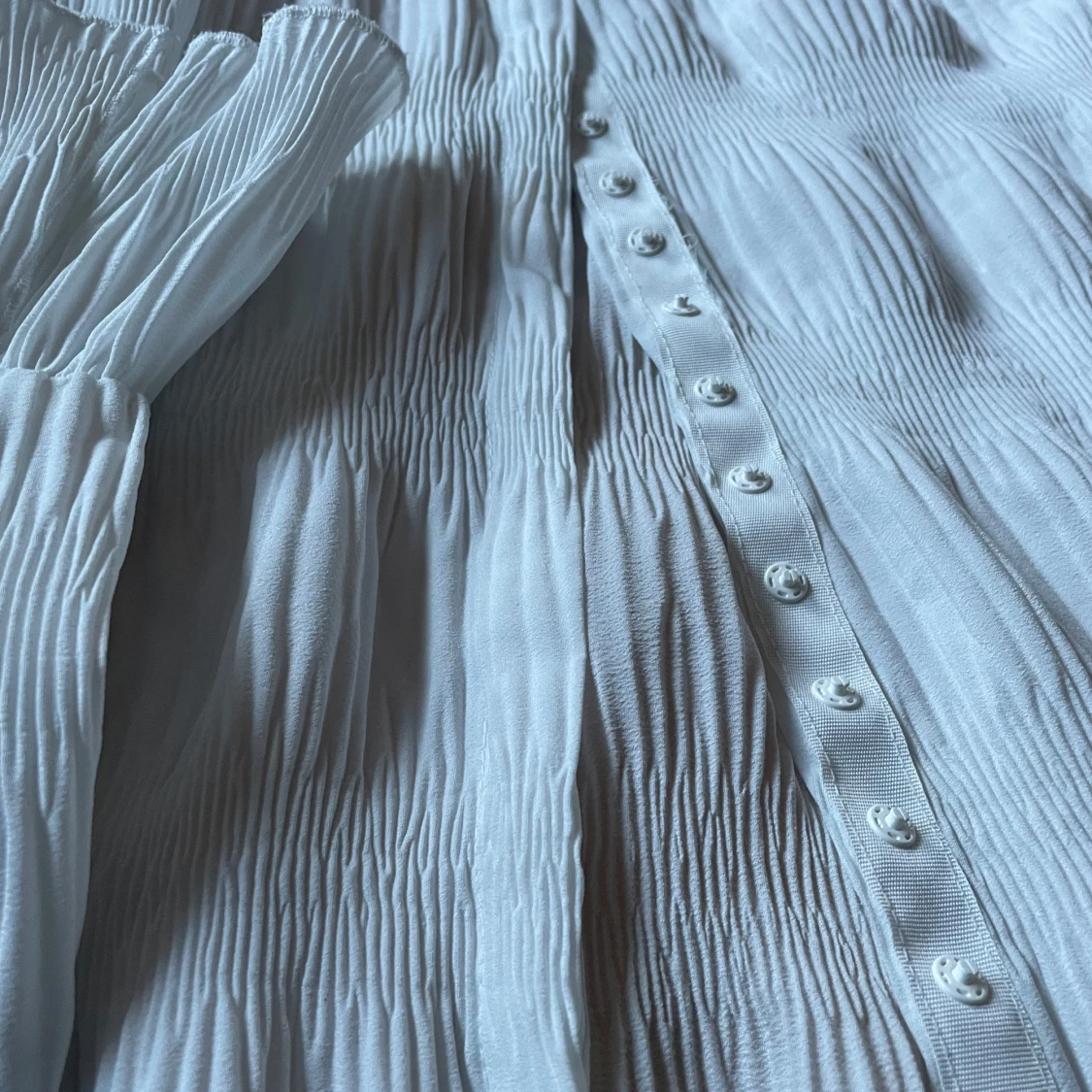 Vit skjorta med unika detaljer 