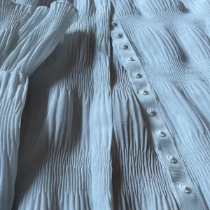 Vit skjorta med unika detaljer  - VIT avfärgning från mobilkameran 