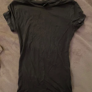 Tajt topp! - Superfin soft touch topp ifrån gina i en mörkgrå färg❤️bra skick förutom att en sömm gått upp vid sidan där av priset, visas på sista bilden 