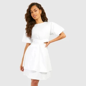 Vit klänning med knytband - Elegant vit klänning med korta ärmar och knytband i midjan. Klänningen har en luftig passform och dubbla lager för en stilren look.