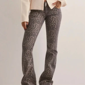 Leopardmönstrade byxor - Såå trendiga o snygga leopardmönstrade jeans med bootcut!! Säljer pga köpte två storlekar, prislapp kvar o helt oanvända 