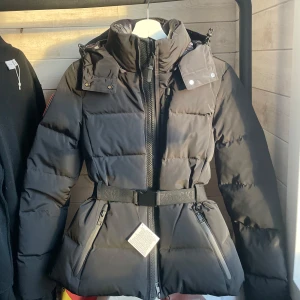 Skidjacka från Zara - Suuuper snygg skidjacka från Zara😍Helt oanvänd med prislapp och orginalförpackning kvar.