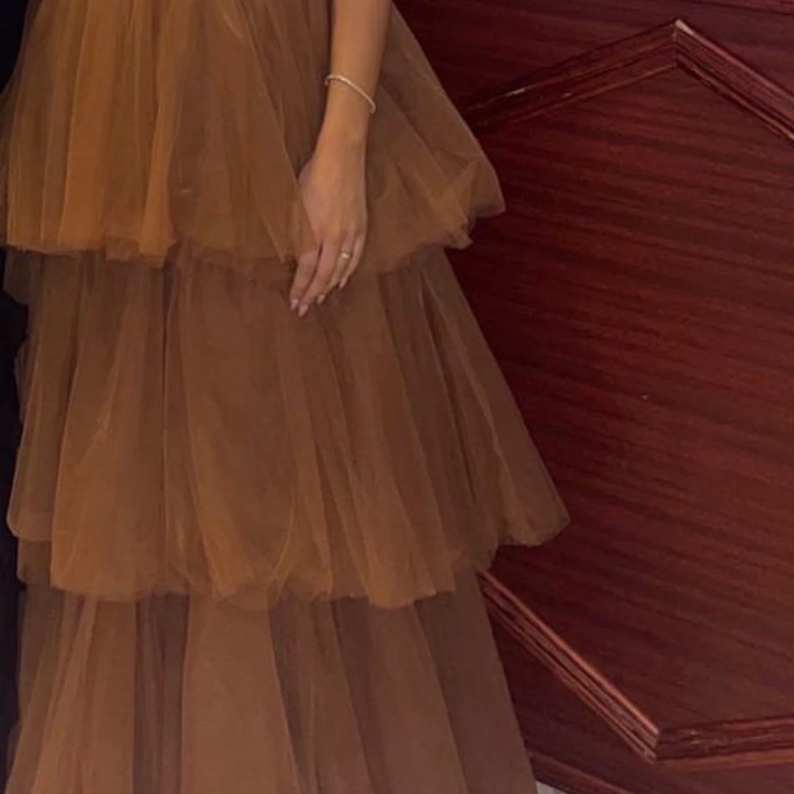 Brun långklänning med volanger - 90