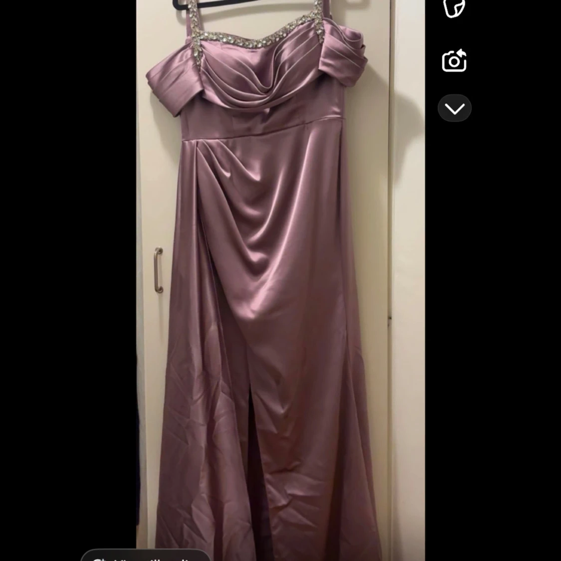 Ljuslila långklänning med glittriga axelband - 90