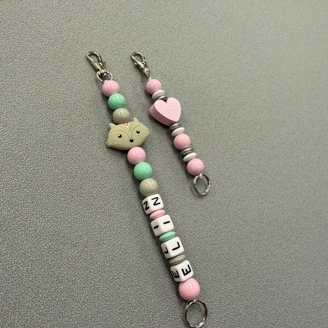 Personliga nyckelringar med pärlor