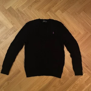 Svart tröja från Polo Ralph Lauren - Snygg svart tröja från Polo Ralph Lauren med det klassiska broderade logotypen på bröstet. Tröjan har en stilren design med långa ärmar och är perfekt för en avslappnad men ändå elegant look. Jätte fint skick. Fraktar samma dag köpet genomförs. Skriv vid frågor/funderingar! 