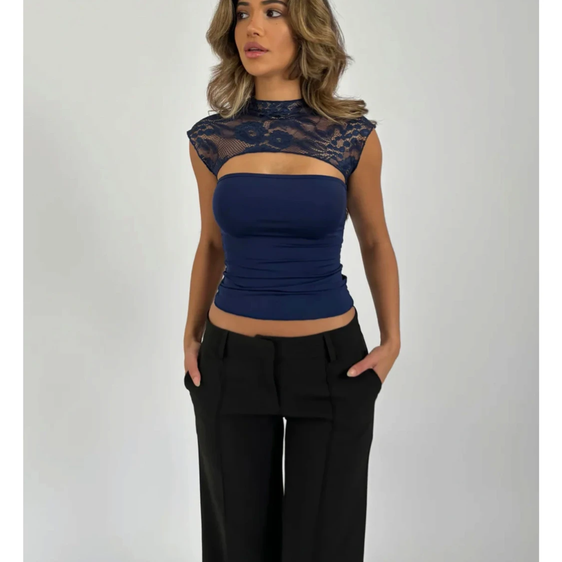 Mörkblå topp med spetsdetaljer, venderbys