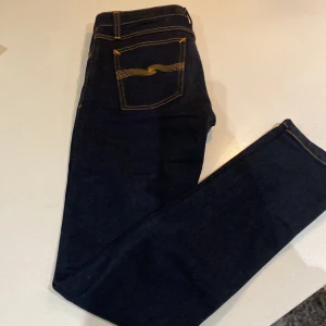 Mörkblå jeans från Nudie Jeans - Snygga mörkblå jeans från Nudie. Helt nya. Nypris 2200kr och säljer för bara 600🤩