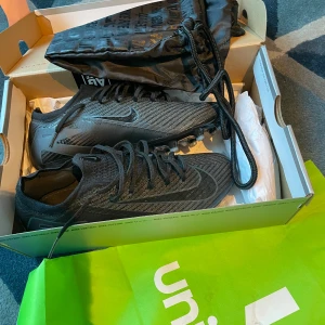  Nike mercurial 41 - Säljer ett par svarta elite Nike mercurial fotbollsskor helt nya och oanvända, storlek 41 mitt pris 2300kr nytt pris 3400kr