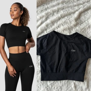 Define seamless cropped t-shirt - Svart croppad träningstopp från ICANIWILL. Använt fåtal gånger, men är för lite/tight. Storlek S. (Nypris 399kr) 