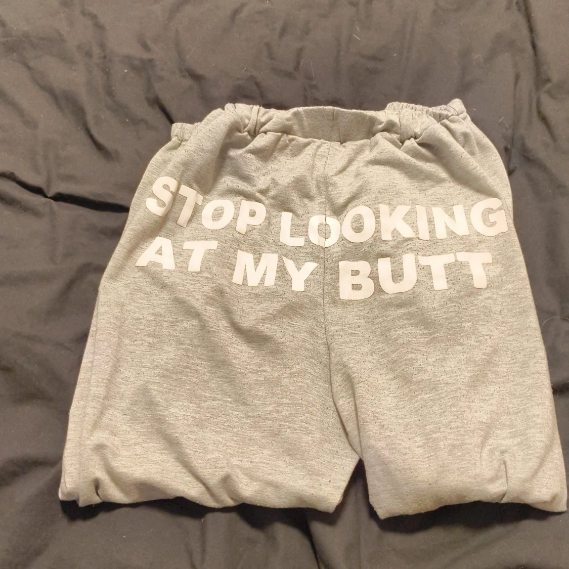 Grå mjukisbyxor med text - 90