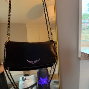 Zadig & Voltaire Rock Grained Leather - Äkta Zadig väska i perfekt skick med 4 fack, 100% läder. Väskan har 2 axelremsor som går att ha över axeln, kors över eller som en clutch. Fick väskan i julklapp för ung 2 år sedan men användt fåtal gånger, nu dags för att säljas. Nypris: 4000kr 🖤🩶