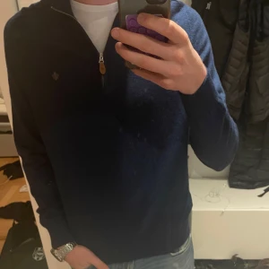 Mörkblå tröja med dragkedja från Morris - Säljer en snygg mörkblå tröja från Morris i mycket bra skick. Den har storlek XL men sitter som L. Den har en praktisk dragkedja framtill och en stilren broderad detalj på bröstet. Perfekt för både höst och vinter, och passar lika bra till vardags som till lite finare tillfällen. Skön och stilren, ett måste i garderoben! 💙 #grisch #soft