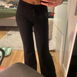 Svarta mjukisbyxor med snörning - Snygga och bekväma svarta mjukisbyxor knappast använda 