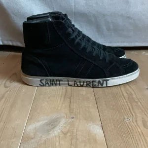 Saint Laurent joe  - Säljer nu dessa Riktigt snygga Saint Laurent joe sneakers i storlek 44,rare & kostar cirka  7000 nypris