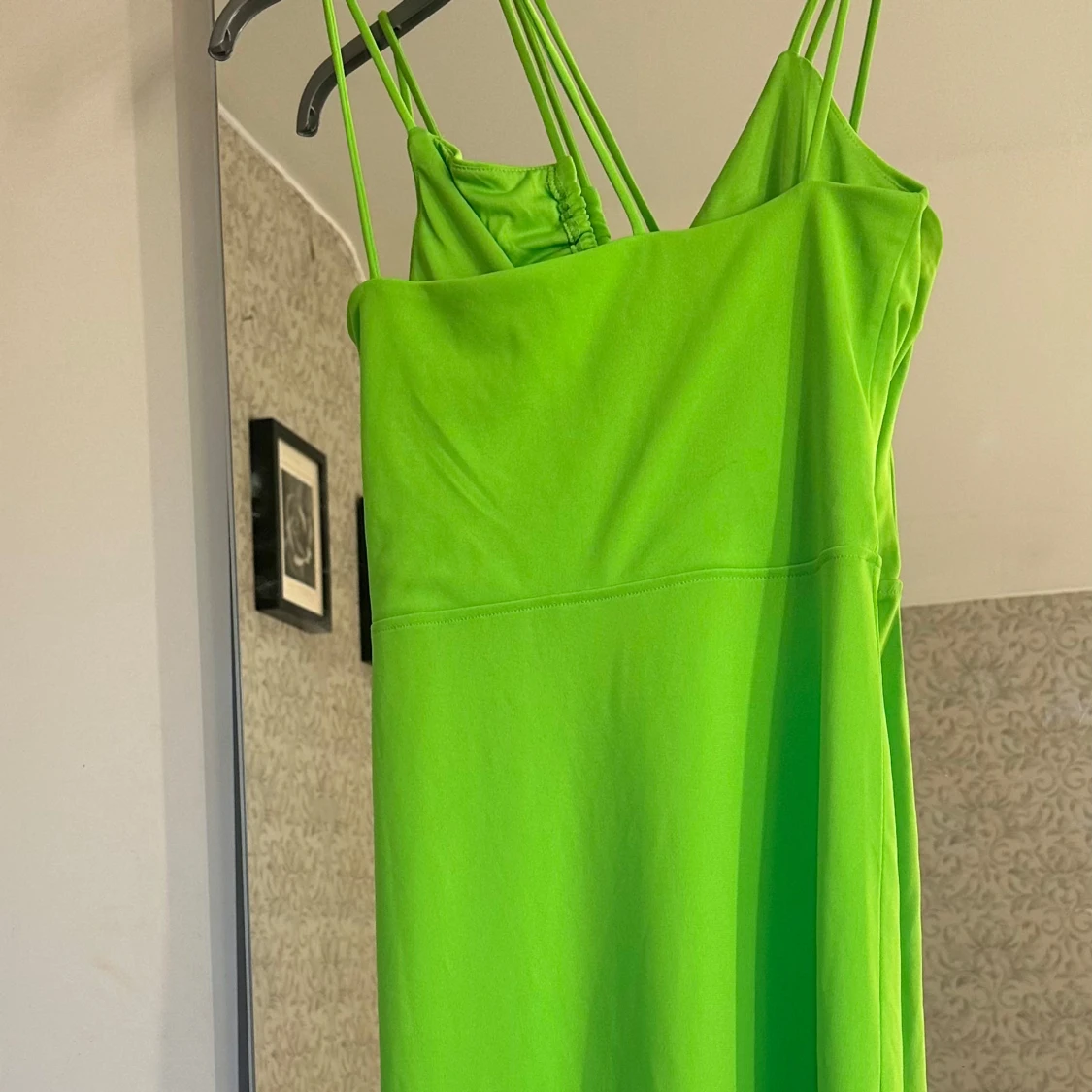 Grön långklänning med cut-out detaljer - 90