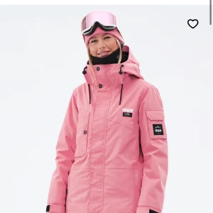 Rosa vinterjacka från Dope - Snygg rosa vinterjacka från Dope med hög krage och justerbar huva. Jackan har dragkedja och knappar framtill. Skriv för egna bilder pris kan diskuteras tryck inte på köp nu