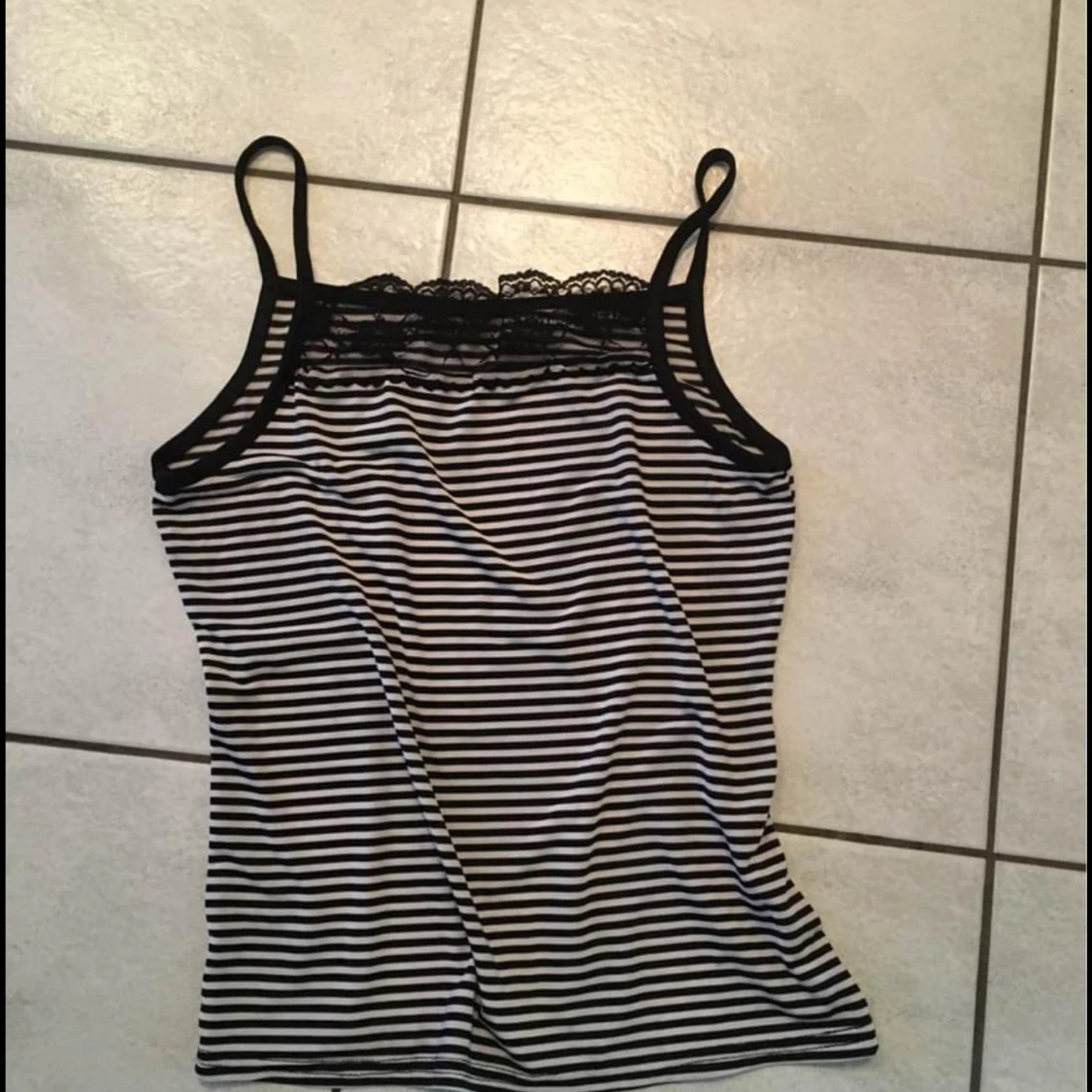 Randig linne med spetsdetaljer