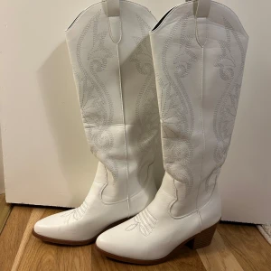 Vita boots - Vita boots i storlek 38, från shein. Fina förutom ett märke på ena stöveln, går säkert att få bort med medel elr annat. Nypris 397kr.
