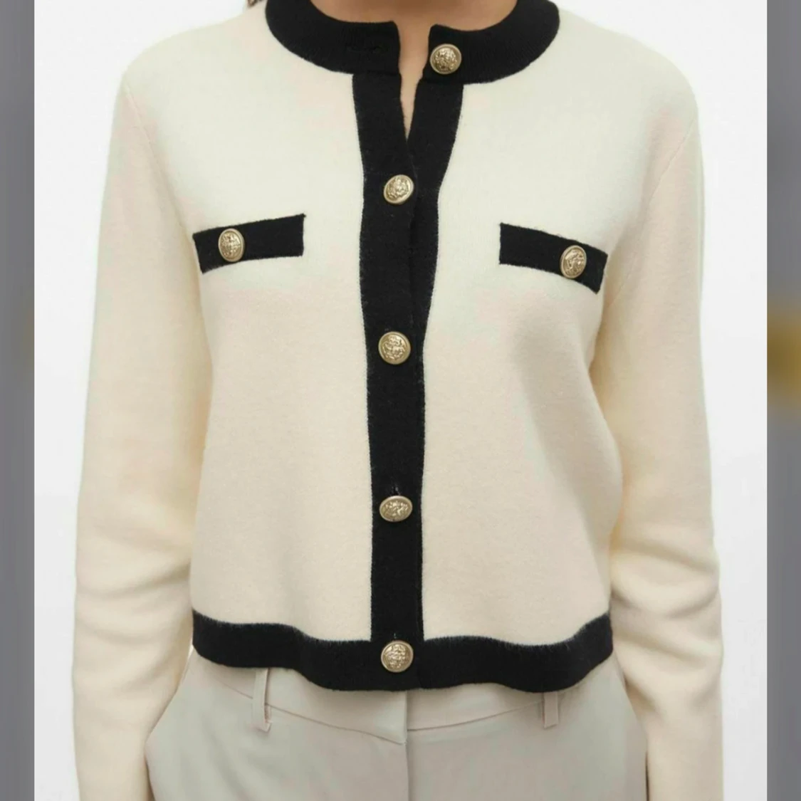 Vit och svart kofta med guldknappar - 92