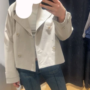 Beige kappa från lager157 - Beige trench kappa från lager157 i storlek S, perfekt till hösten och våren. Nypris på jackan var 30€. Har aldrig använt den, endast provat på så den är i nytt skick. Kontakta för fler bilder🥰