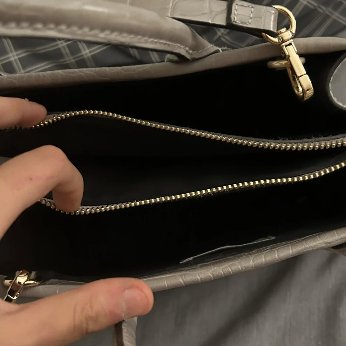 Grå krokodilpräglad handväska - 92